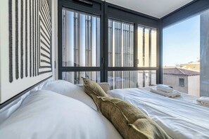Een strijkplank/strijkijzer, wifi, beddengoed