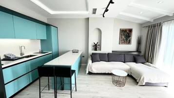 Leilighet, balkong, sjøutsikt | Oppholdsområde