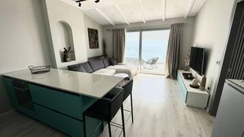 Apartment, Balcony, Sea View | Living area