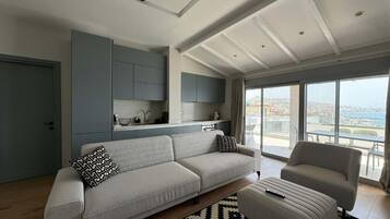 Leilighet, 2 soverom, balkong, sjøutsikt | Oppholdsområde