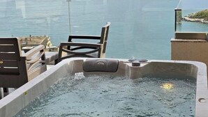 Ein Whirlpool mit Bergblick, ein Stuhl und ein Poolbereich.
