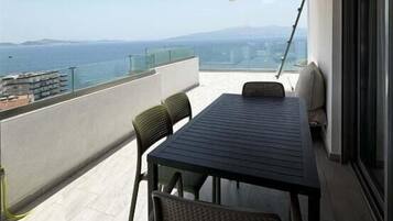 Leilighet, 2 soverom, balkong, sjøutsikt | Terrasse/patio