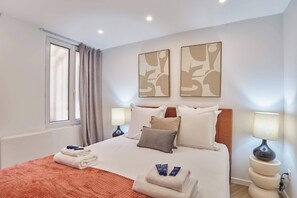 Iron/ironing board, WiFi, bed sheets - Modern Suite Center of Paris Montmartre (Paris)