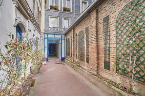 Exterior detail - Modern Suite Center of Paris Montmartre (Paris)