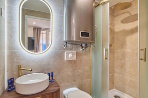 Shower, hair dryer, towels, shampoo - Modern Suite Center of Paris Montmartre (Paris)