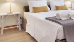Una habitación de hotel con una cama, mesitas de noche y lámparas.