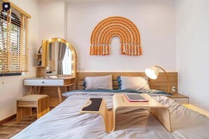 A bedroom with a bed, bedside table, lamp, and a wall decoration. - Casa Villama rin (Mar del Plata)