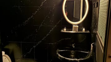 Classic-Dreibettzimmer, Balkon | Badezimmer