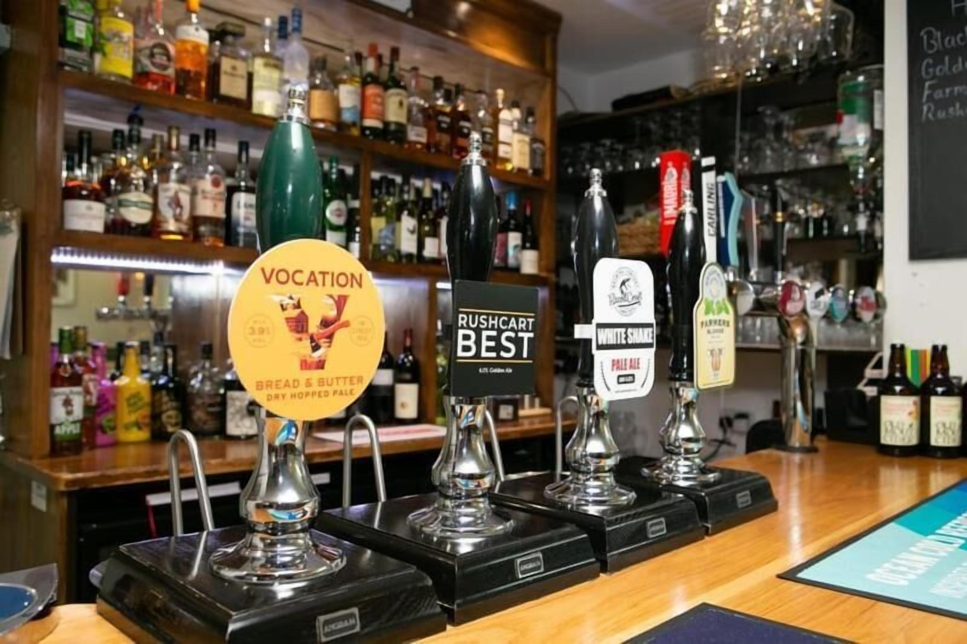 Deluxe Double Room | Bar (on property)