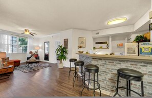 Lobby - Modern 2BR/2BA w/ King Bed, Pools + Gym #1 (Tampa)