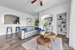TV, offices - Vibrant 2BR/2BA w/ King Bed | Pool, Gym  #11 (Tampa)