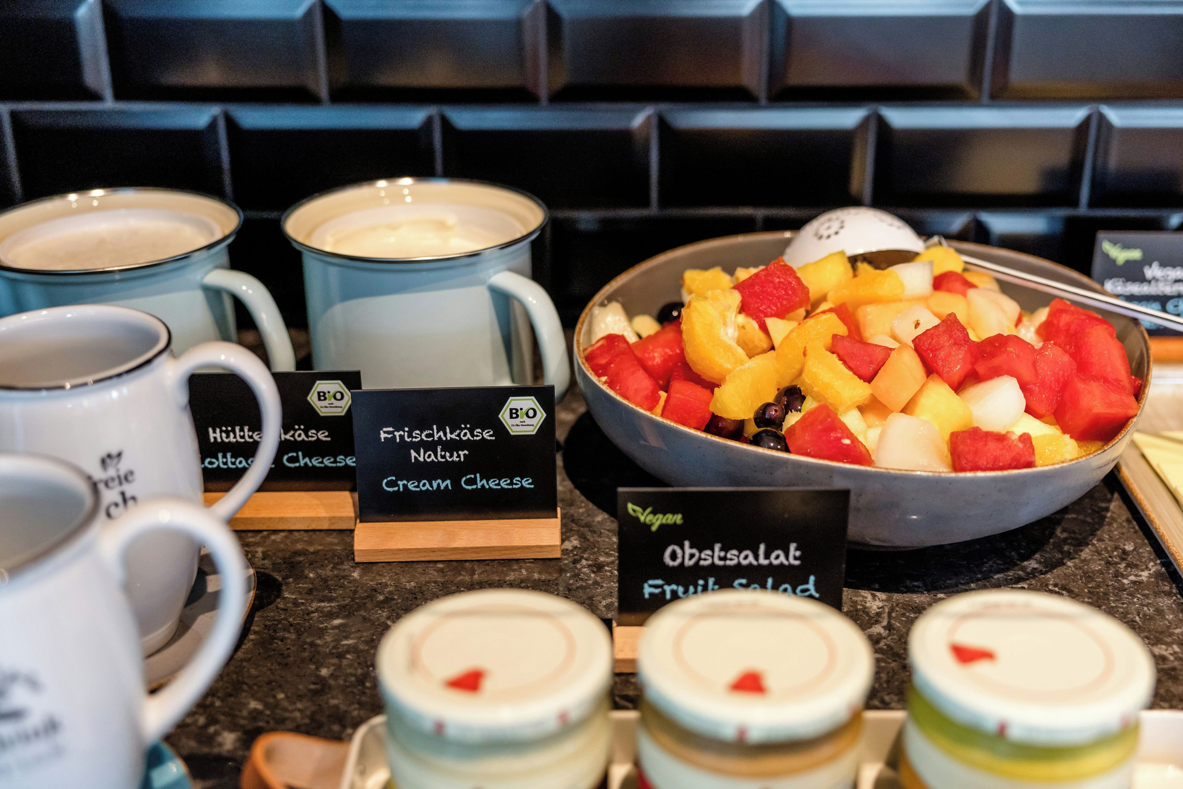 Un buffet de petit-déjeuner proposant une variété d'aliments et de boissons.