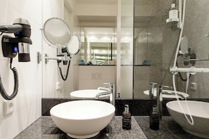 A modern bathroom with two sinks, a hairdryer, and a mirror. - Motel One Koblenz (Koblenz)