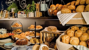 A buffet with various baked goods and pastries. - Motel One Koblenz (Koblenz)