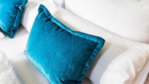 A white sofa with teal pillows. - Motel One Koblenz (Koblenz)