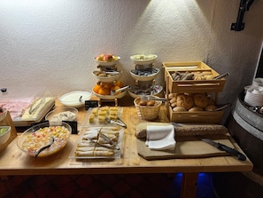 Tägliches Frühstücksbuffet gegen Gebühr