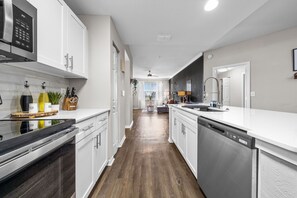 Fridge, microwave, oven, stovetop - Modern 3BR/2BA | Pools, Gym + Near Airport #5 (Tampa)