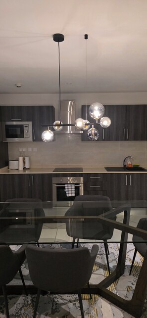 Penthouse Supérieur, balcon | Cuisine privée | Grand réfrigérateur, micro-ondes, four, plaque de cuisson