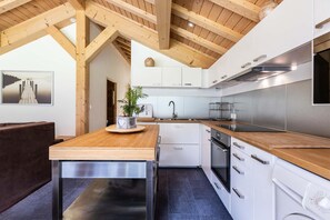 Chalet | Private kitchen - Chalet in Vanoise With Spa and Stunning Views (Peisey-Nancroix)
