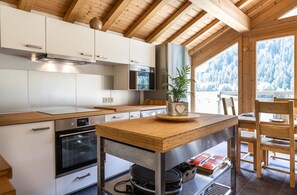 Chalet | Private kitchen - Chalet in Vanoise With Spa and Stunning Views (Peisey-Nancroix)
