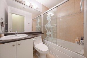 Haartrockner, Handtücher, Seife, Toilettenpapier