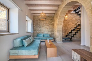Villa, vista mare | Area soggiorno | Smart TV 27 pollici con canali satellitari