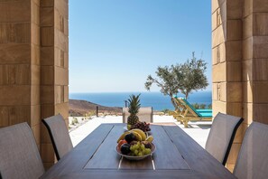 Villa, vista mare | Pasti in camera