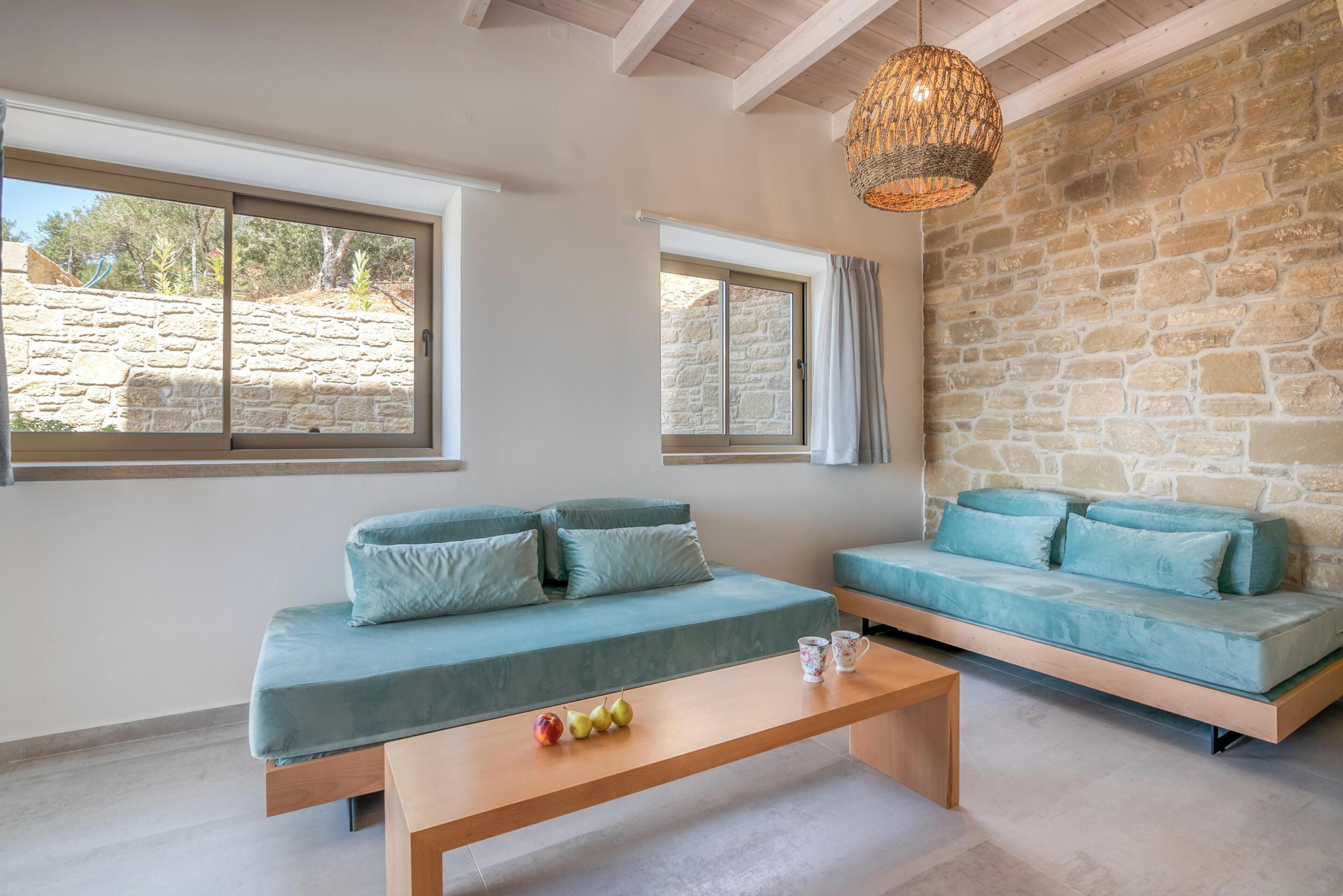 Villa, vista mare | Area soggiorno | Smart TV 27 pollici con canali satellitari