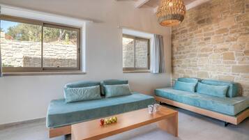 Villa, vista mare | Area soggiorno | Smart TV 27 pollici con canali satellitari