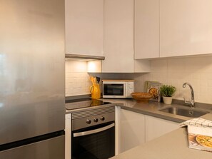 Een koelkast, een magnetron, een oven, een kookplaat