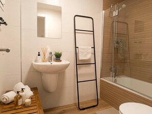Een douche, een haardroger, handdoeken, shampoo