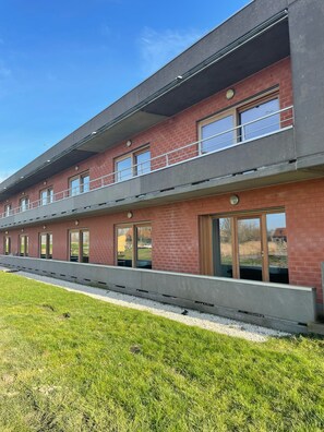 Exterior - This hostel is ideal for groups. On the waterfront, close to Bruges and the sea! (Brugge)