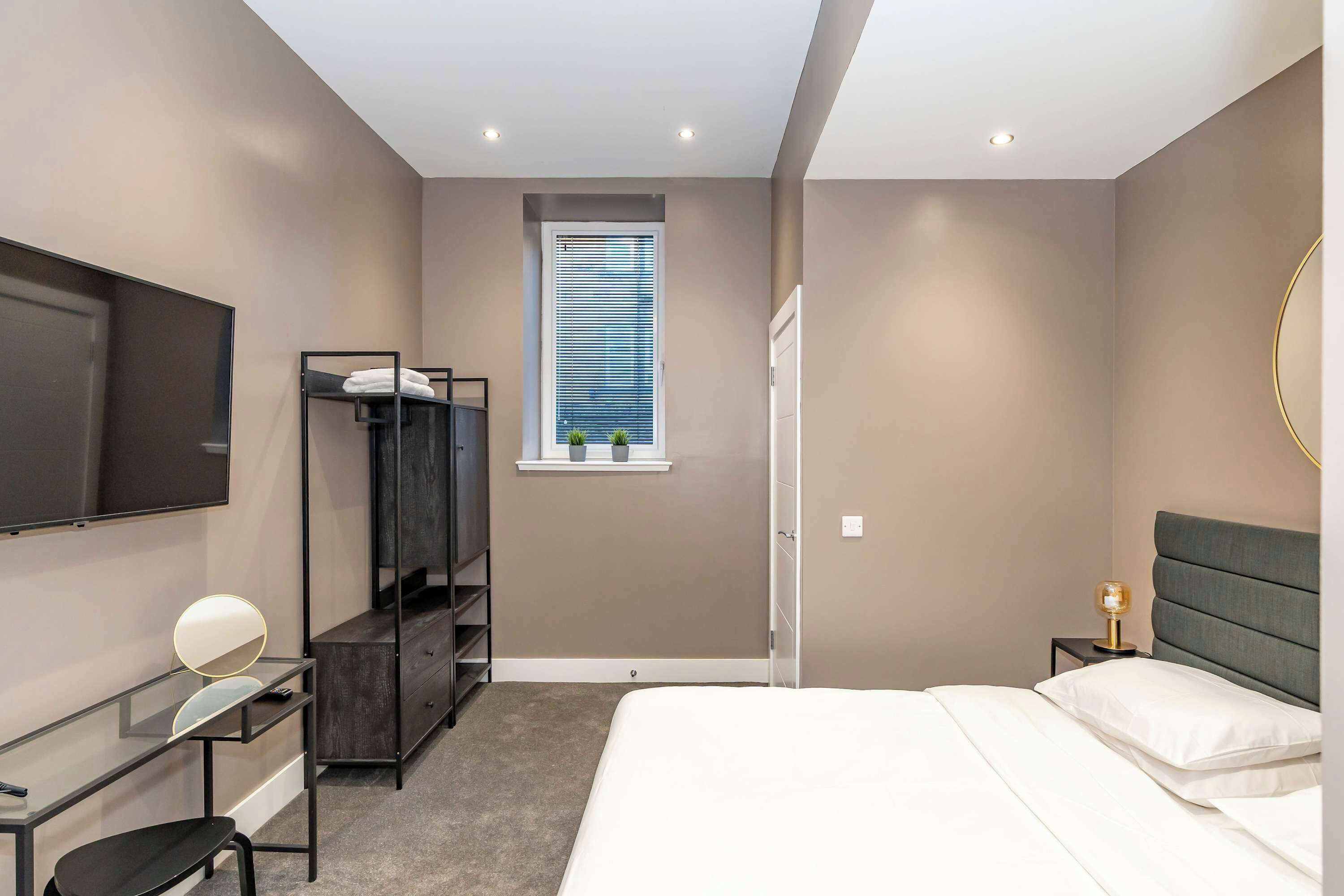 2 bedrooms, desk, iron/ironing board, WiFi
