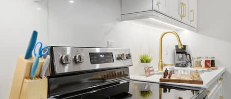 Een microgolfoven, een oven, een kookplaat