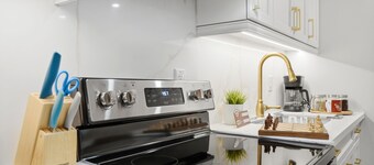 Charming Cozy Lower-Level Suite in a Quiet Area