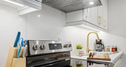 Charming Cozy Lower-Level Suite in a Quiet Area