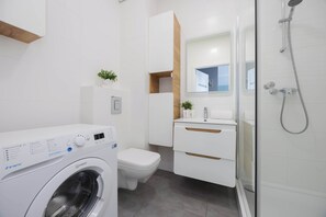Shower, hair dryer, towels, shampoo - Functional Apartment for 4 Persons | Balcony | Parking in Garage (Warszawa)