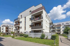 Exterior - Functional Apartment for 4 Persons | Balcony | Parking in Garage (Warszawa)