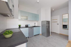 Fridge, oven, stovetop, dishwasher - Functional Apartment for 4 Persons | Balcony | Parking in Garage (Warszawa)