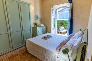 Iron/ironing board - Zafferano Home with Pool in Villa CàBrandano (Montecalvo In Foglia)