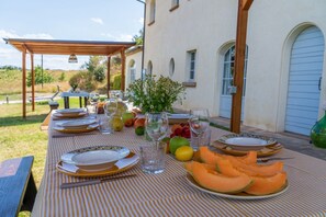 Outdoor dining - Zafferano Home with Pool in Villa CàBrandano (Montecalvo In Foglia)