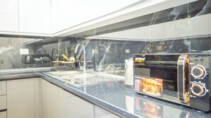 Oven, stovetop, cookware/dishes/utensils