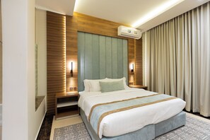 Egyptian cotton sheets, premium bedding, minibar, in-room safe - Topaz Hotel Suites (Riyadh)