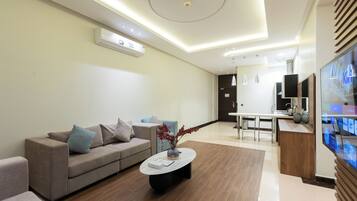 Deluxe Suite with Jacuzzi | Living area