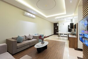 Deluxe Suite with Jacuzzi | Living area - Topaz Hotel Suites (Riyadh)