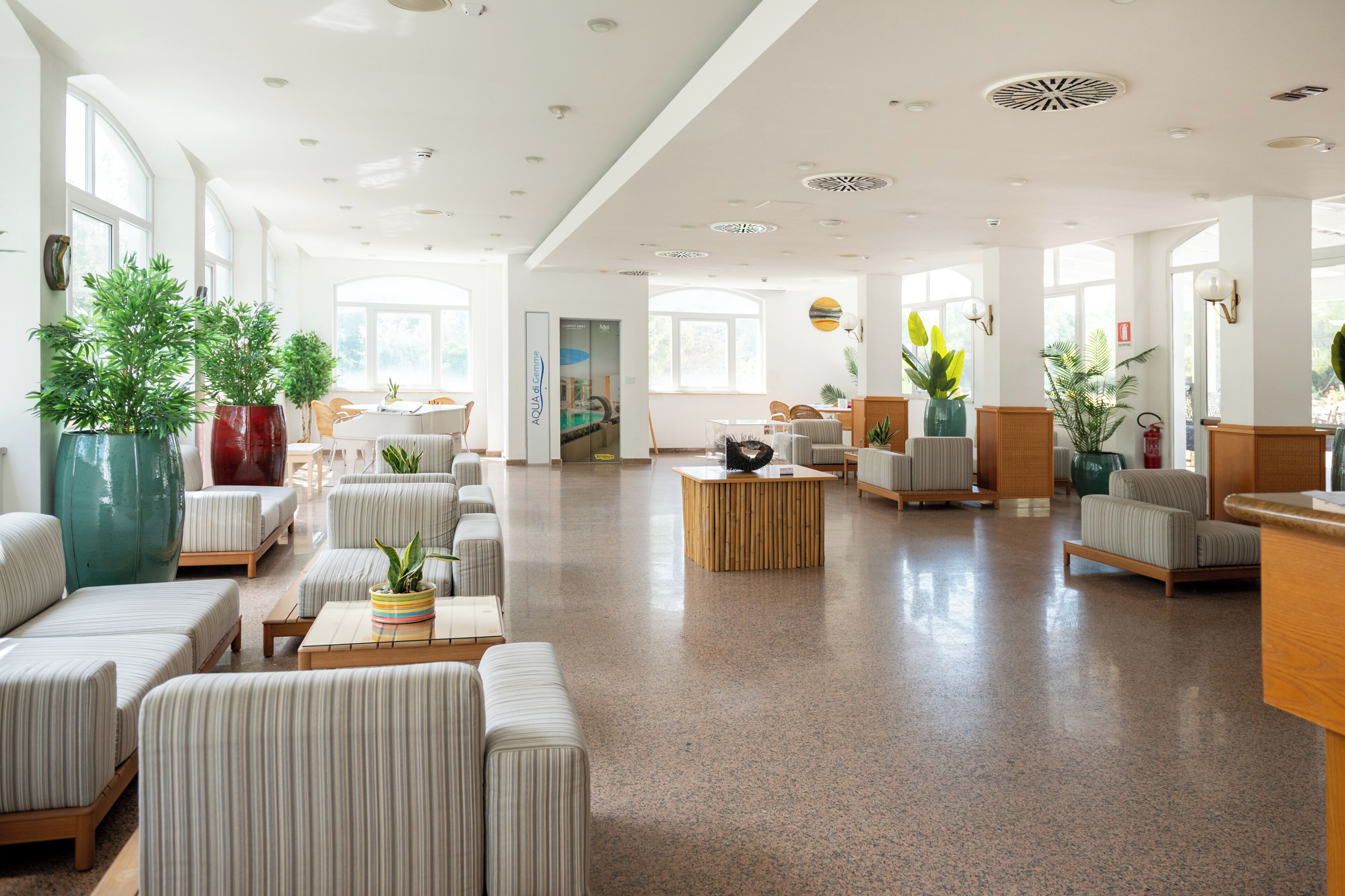 Coin salon dans le hall