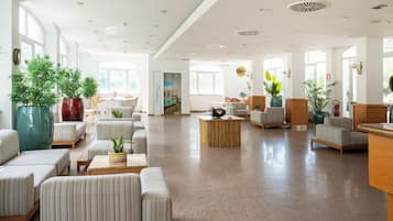 Coin salon dans le hall