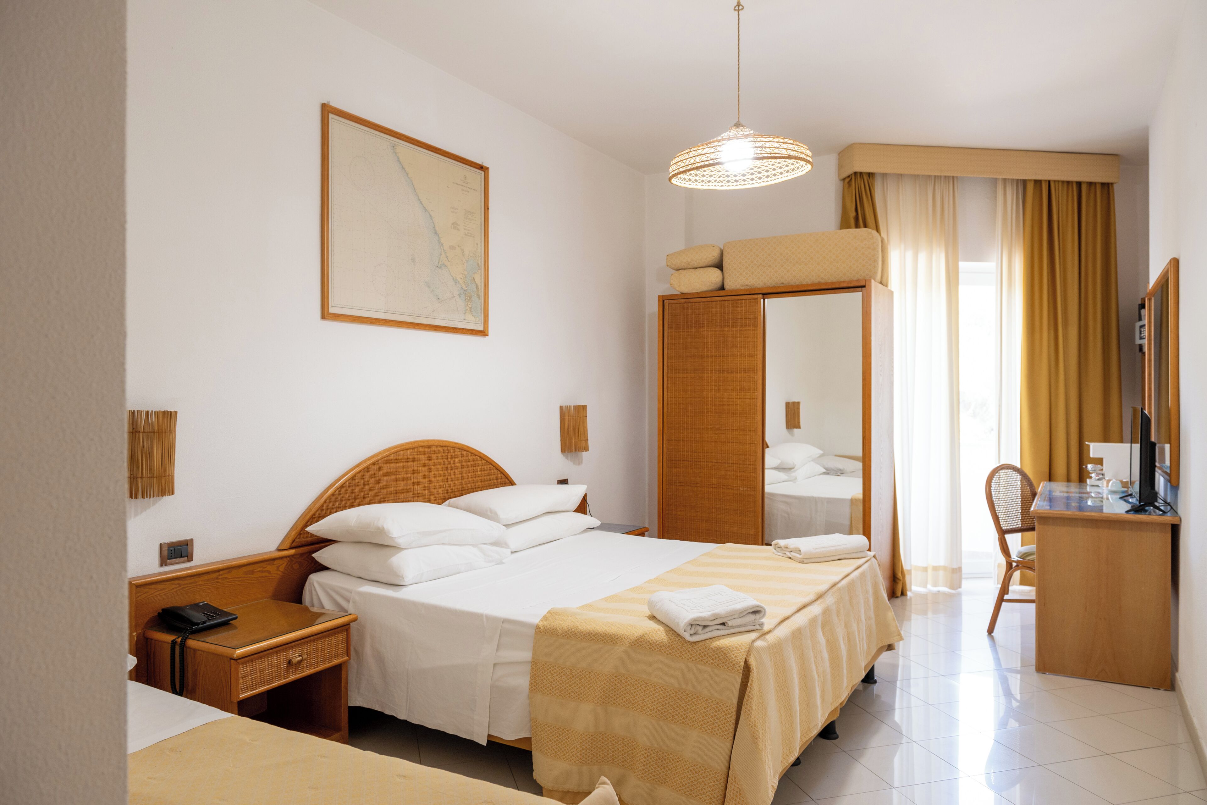 Vierbettzimmer | Minibar, Zimmersafe, kostenloses WLAN