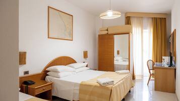 Vierbettzimmer | Minibar, Zimmersafe, kostenloses WLAN