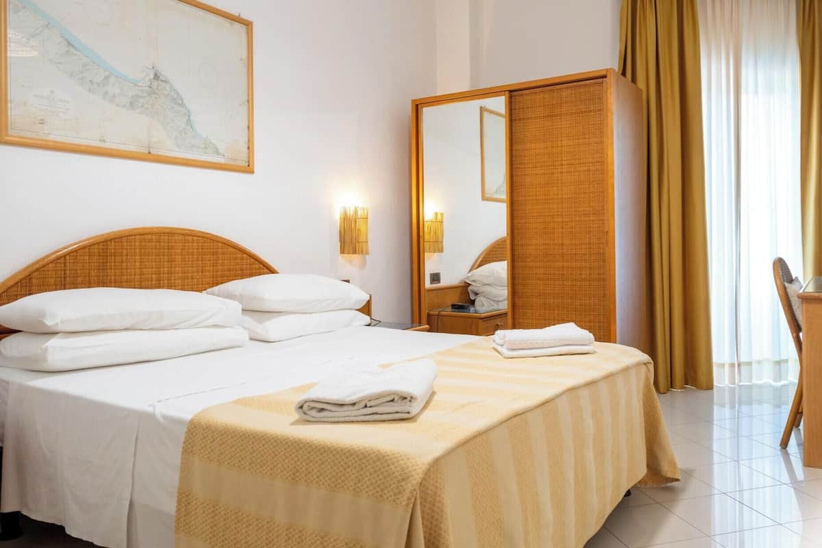Minibar, in-room safe, WiFi (free)